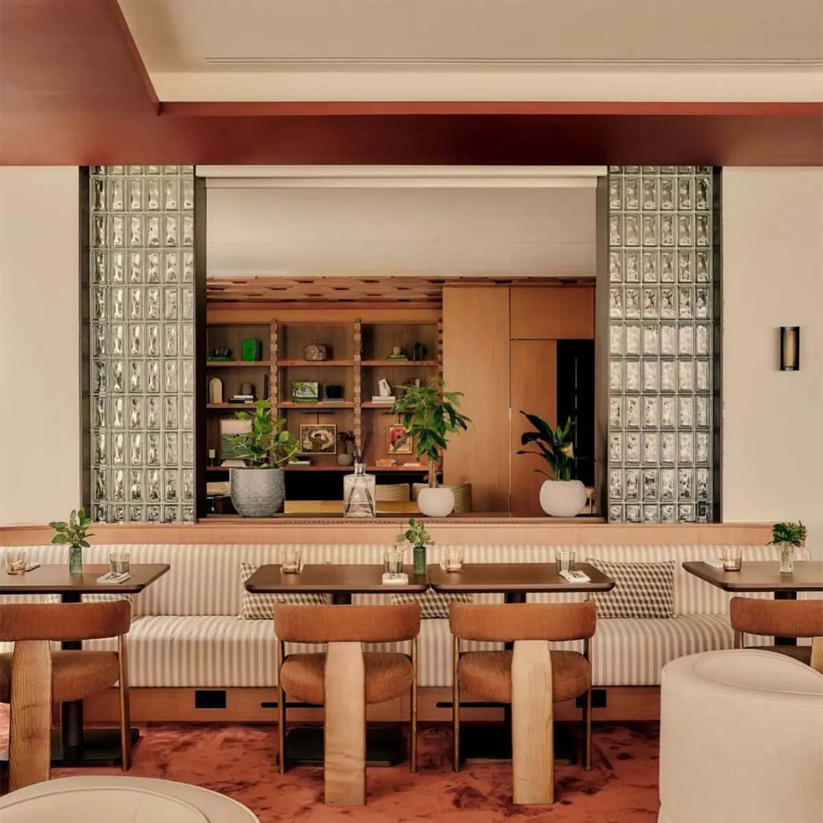 house-of-estila-library-etons-bespoke-furniture-banquette.webp